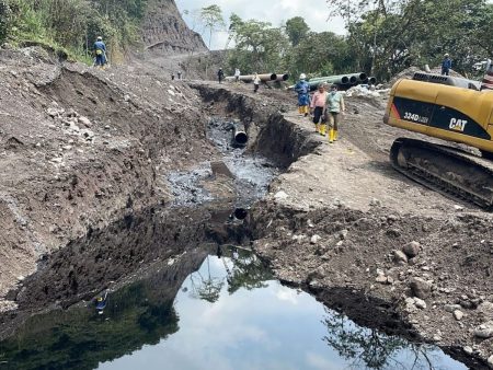 Les dégâts causés à l’infrastructure de tuyaux de l’oléoduc traversant l’Amazonie équatorienne. ©️ Ministerio del Ambiente, Agua y Transición Ecológica de Ecuador