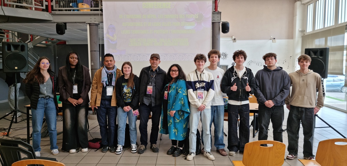 Photo de groupe réunissant des lycéens et plusieurs intervenants du forum devant l’écran de projection.